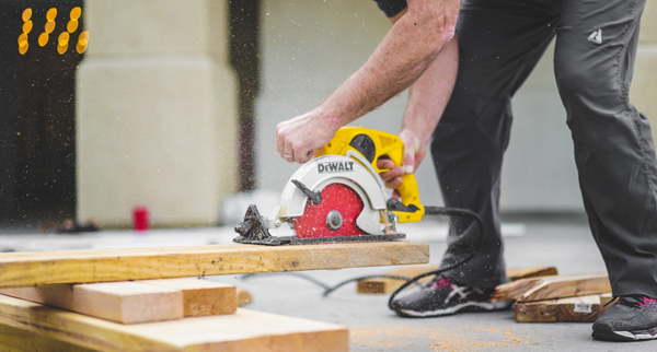 Cutting wood with Dewalt saw